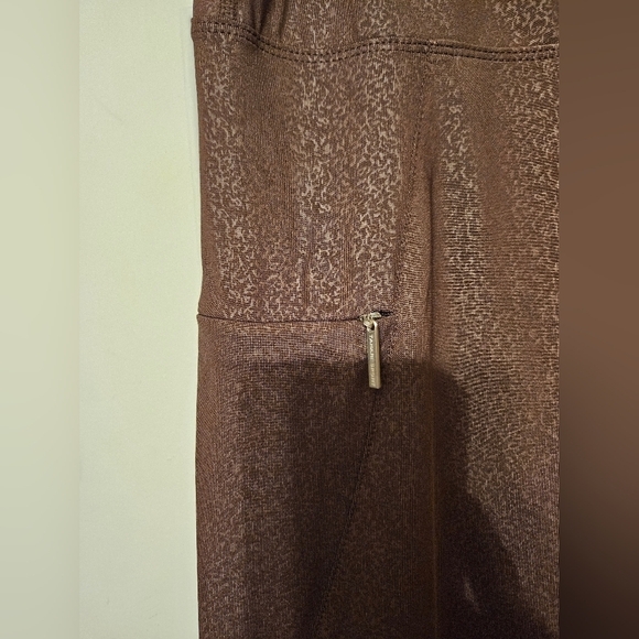 #200 TAHARI SPORT- Brown Printed Leggings,gold side zipper pockets,varies Sizes - Picture 6 of 8